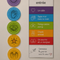 Entrée décorée avec des plantes et un banc accueillant