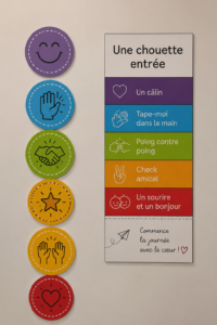 Entrée décorée avec des plantes et un banc accueillant