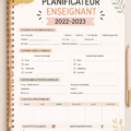 Un planner d'enseignant ouvert avec des notes et un stylo sur un bureau