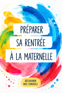 Enfant souriant préparant son sac pour la rentrée à la maternelle en regardant des fournitures scolaires.