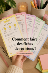 Une personne qui crée des fiches de révisions sur une table avec des livres et des stylos.