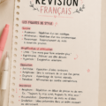 Fiche de révision en français sur un bureau avec stylos et livres