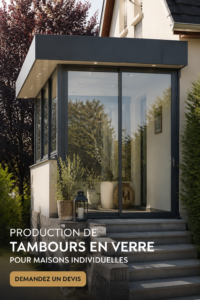 Véranda en verre moderne intégrée à une maison contemporaine, offrant une luminosité naturelle.