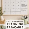 Un calendrier effaçable décoré de washi tape coloré sur un bureau.