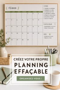 Un calendrier effaçable décoré de washi tape coloré sur un bureau.
