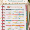 Calendrier scolaire coloré imprimé sur un bureau avec des fournitures scolaires
