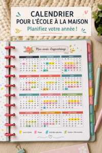 Calendrier scolaire coloré imprimé sur un bureau avec des fournitures scolaires