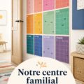 Un calendrier mural coloré et organisé dans une cuisine familiale.