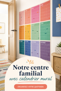 Un calendrier mural coloré et organisé dans une cuisine familiale.