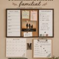 Un panneau d'organisation familial en bois décoré de calendriers et de notes.