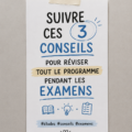 Étudiante révisant avec des notes, préparant ses examens efficacement.