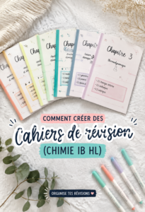 Un étudiant préparant des cahiers de révisions sur un bureau