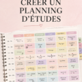 Planning de révisions coloré et bien organisé sur un bureau avec des fournitures scolaires.
