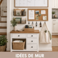 Un mur d'organisation familiale coloré avec des calendriers et des notes.