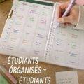 Un étudiant heureux travaillant dans un espace bien organisé, entouré de fournitures scolaires ordonnées.