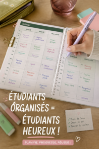Un étudiant heureux travaillant dans un espace bien organisé, entouré de fournitures scolaires ordonnées.