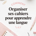 Image d'un bureau avec des cahiers bien organisés pour l'apprentissage des langues.