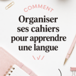 Image d'un bureau avec des cahiers bien organisés pour l'apprentissage des langues.