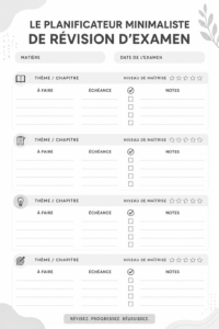 Un planner minimaliste ouvert sur un bureau avec des stylos et des notes de révision.