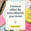 Post-it colorés sur un bureau avec des notes de révision.