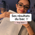 Un étudiant révisant pour le bac avec des livres et un ordinateur portable