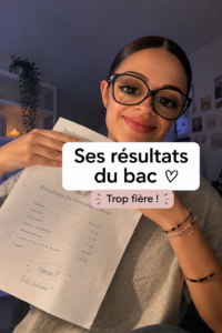 Un étudiant révisant pour le bac avec des livres et un ordinateur portable