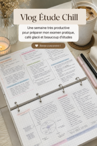 Une étudiante relaxée en train d'étudier avec un café à la main dans un environnement apaisant.