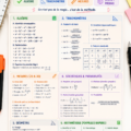Étudiant révisant des mathématiques sur un bureau avec des livres et des notes.