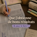 Étudiant en train de réviser sur une table avec des livres et un ordinateur