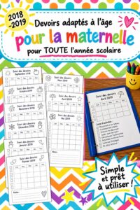 Un enfant souriant faisant ses devoirs de pré-maternelle avec des crayons et des livres.