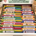 Des enfants jouant à des jeux éducatifs imprimables sur une table