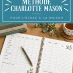 Planificateur Charlotte Mason gratuit imprimé sur un bureau avec des fournitures scolaires.