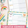Planificateur hebdomadaire coloré pour enfants sur une table avec des fournitures scolaires.