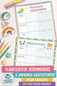 Planificateur hebdomadaire coloré pour enfants sur une table avec des fournitures scolaires.