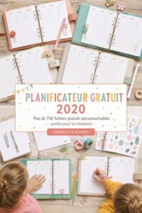 Un planner étudiant ouvert avec des notes et des stylos sur une table d'étude.