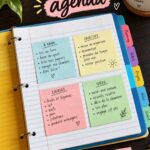 Un planner fait maison ouvert sur un bureau avec des stylos colorés.