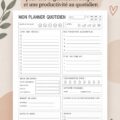 Un planner coloré ouvert sur une table avec des notes et des stylos, idéal pour les personnes avec TDAH.